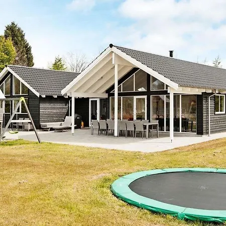 Sleeps 18 Pool Wifi Holiday home