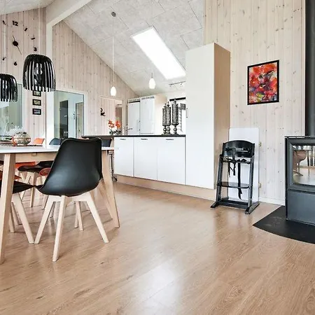Sleeps 18 Pool Wifi Holiday home