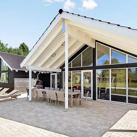 Sleeps 18 Pool Wifi Holiday home